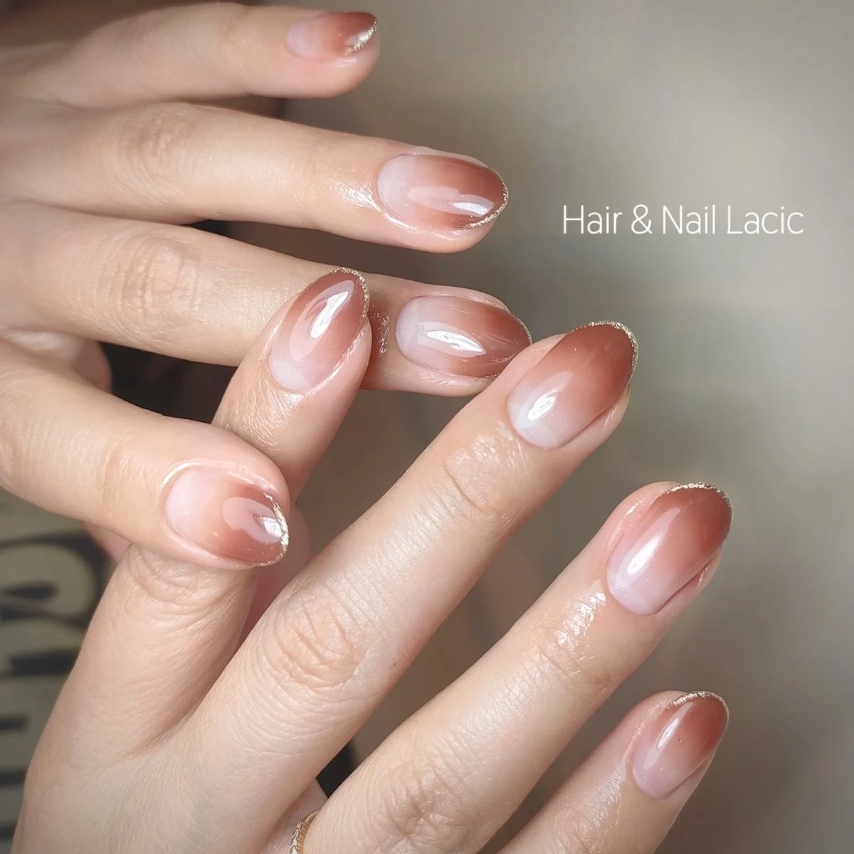 LACIC BEAUTYの実作品。淡いピンクのグラデーションに細いゴールドを添えたネイル